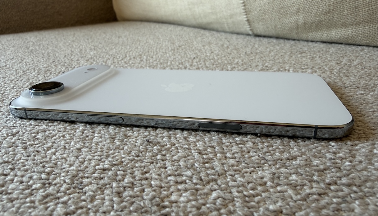 https://wips.plug.it/cips/tecnologia/cms/2025/10/iphone-air.jpg