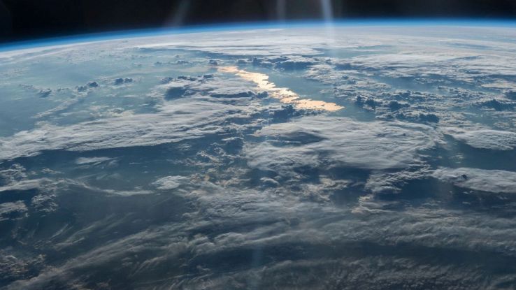 Un lago dorato sulla Terra, visto dall'ISS