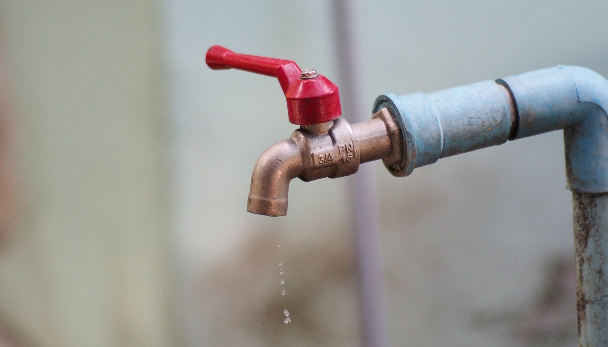 https://wips.plug.it/cips/tecnologia/cms/2025/10/rischio-acqua-in-italia.jpg