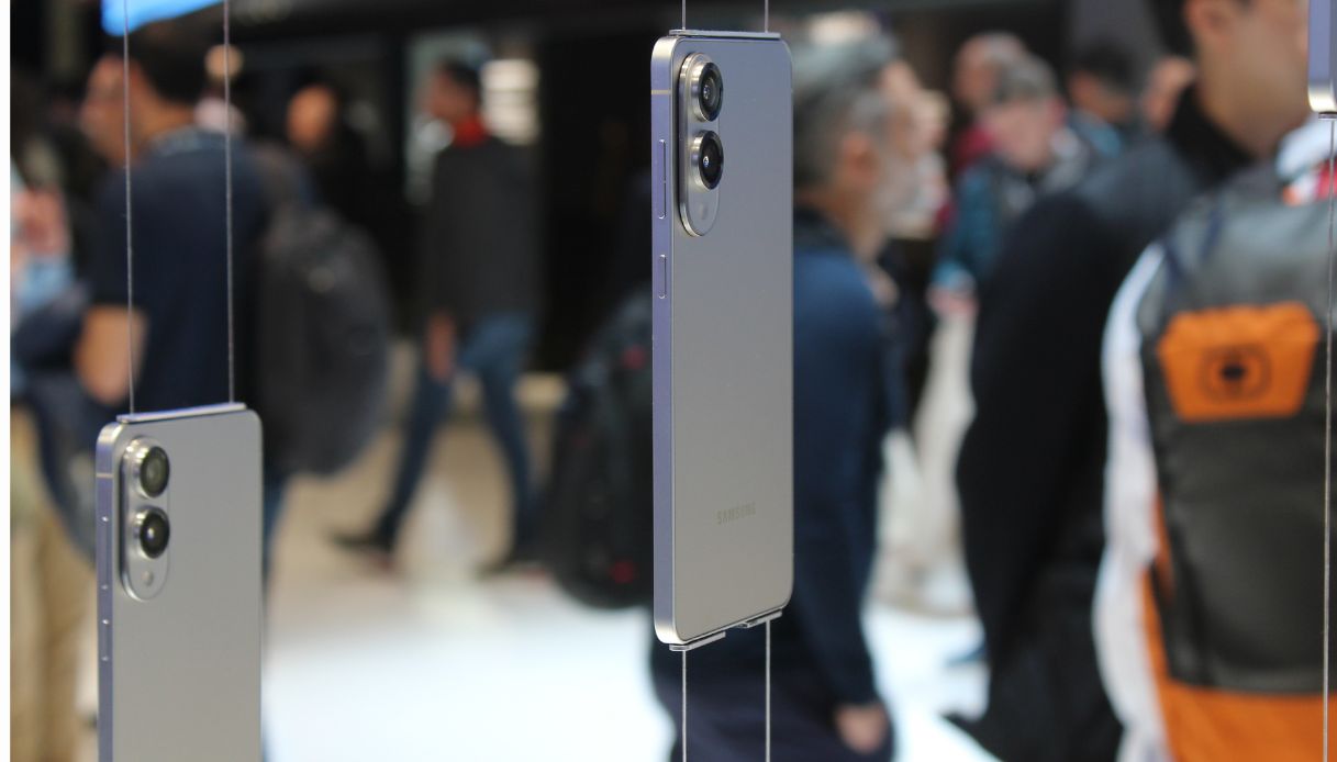 https://wips.plug.it/cips/tecnologia/cms/2025/10/samsung-galaxy-s25-edge.jpg