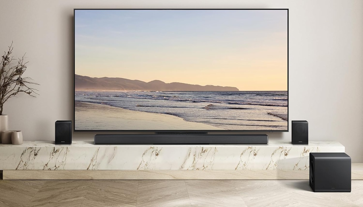 https://wips.plug.it/cips/tecnologia/cms/2025/10/samsung-soundbar.jpg