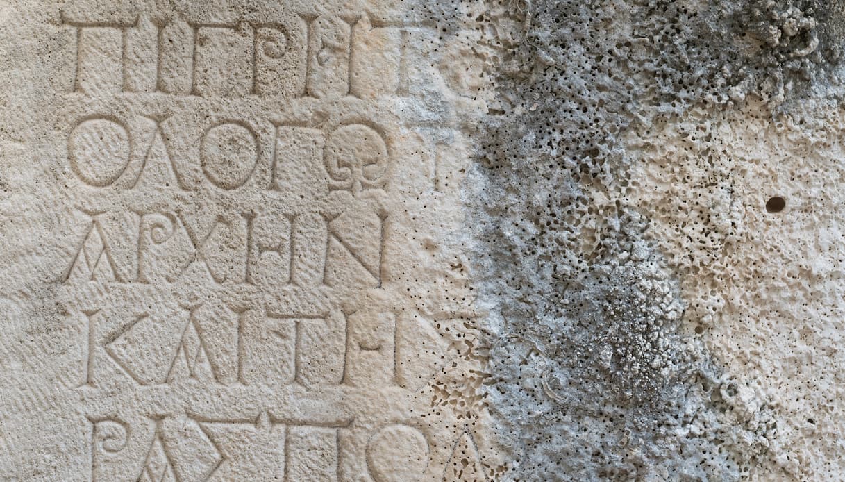 https://wips.plug.it/cips/tecnologia/cms/2025/10/stele-in-latino.jpg
