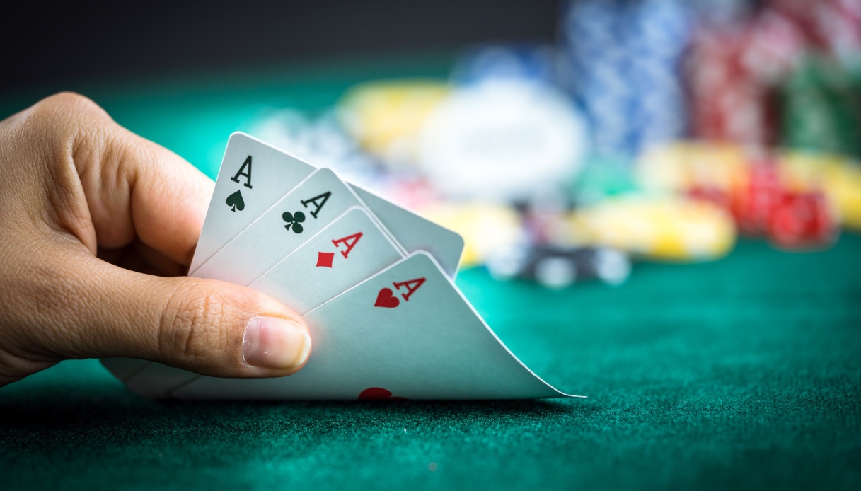 https://wips.plug.it/cips/tecnologia/cms/2025/10/trucco-per-barare-a-poker.jpg