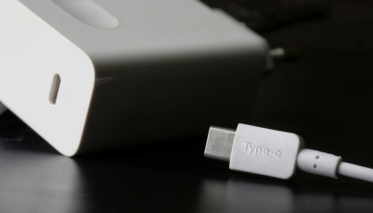 https://wips.plug.it/cips/tecnologia/cms/2025/10/usb-c-caricatore.jpg