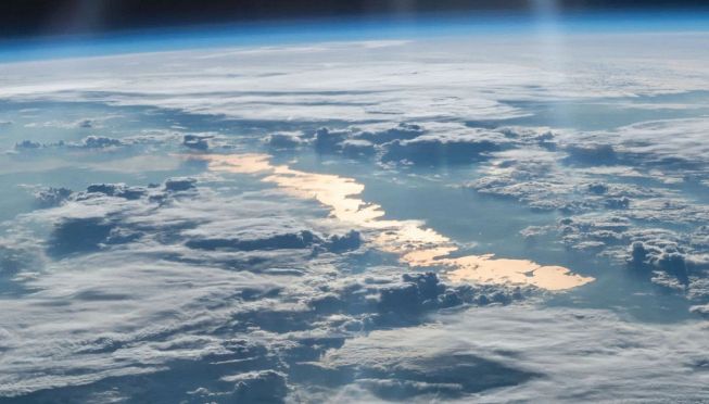 Lago dorato immortalato dall'ISS