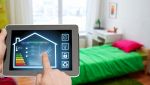 Tablet che gestisce dispositivi smart home in camera da letto, soluzione di domotica.