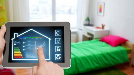 Tablet che gestisce dispositivi smart home in camera da letto, soluzione di domotica.