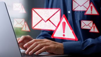 L'icona di una casella di posta elettronica circondata da messaggi di errore