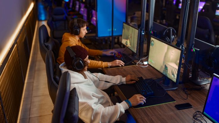 Monitor gaming 27 pollici su postazione PC, utilizzato da gamer.