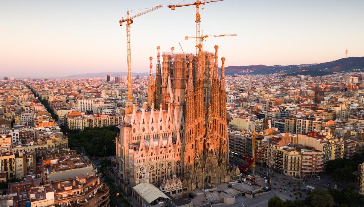 https://wips.plug.it/cips/tecnologia/cms/2025/11/record-sagrada-familia.jpg