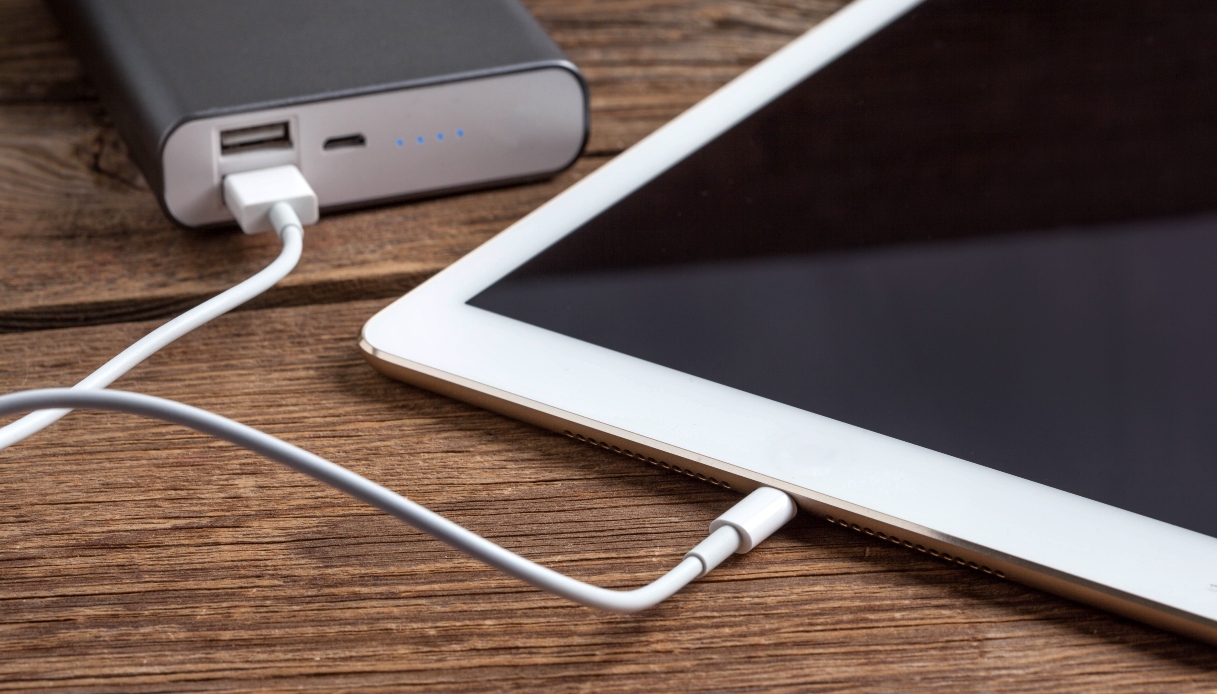 https://wips.plug.it/cips/tecnologia/cms/2025/11/smartphone-ricarica-con-power-bank-20000-mha.jpg
