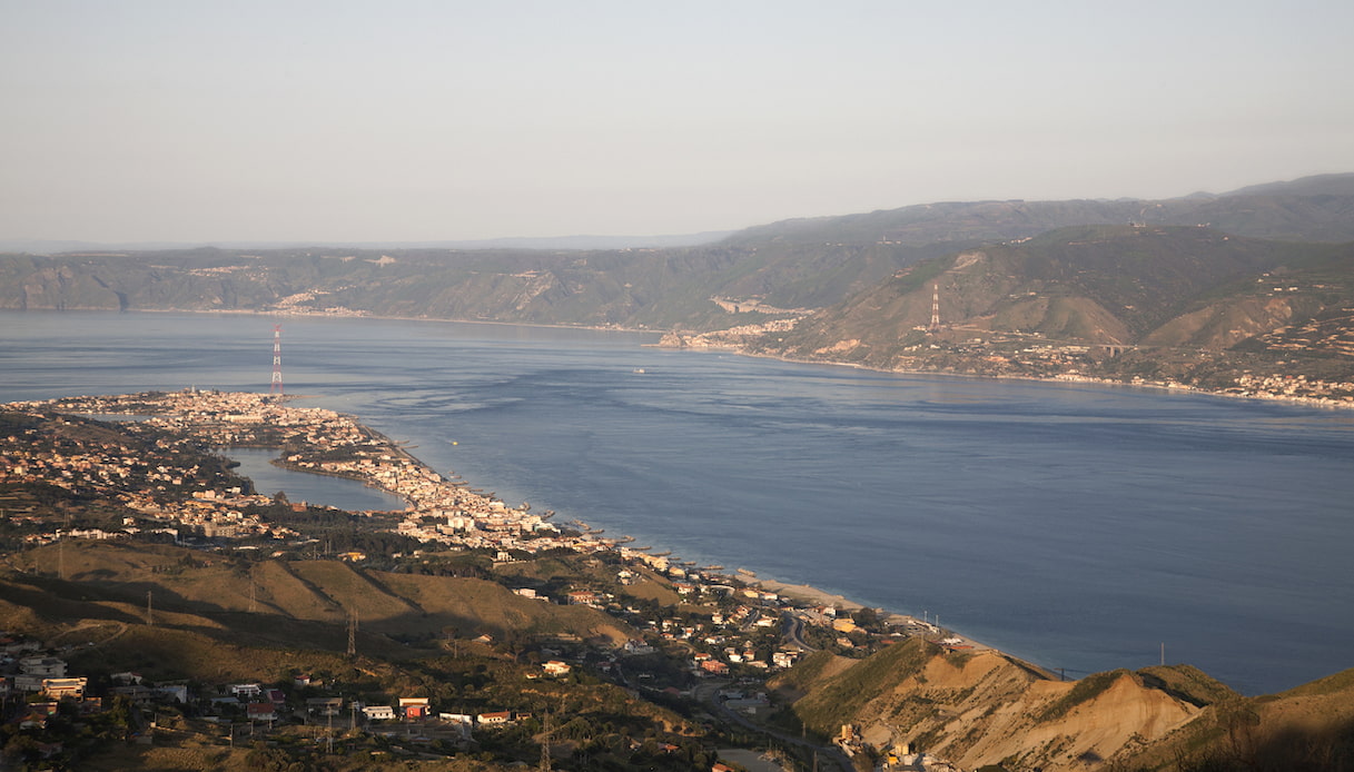 https://wips.plug.it/cips/tecnologia/cms/2025/11/stretto-di-messina.jpg