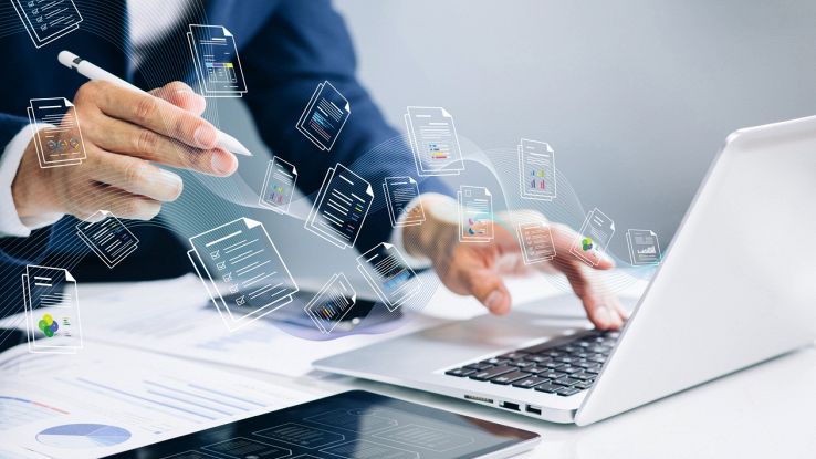 Un uomo lavora al pc con una smart pen in mano