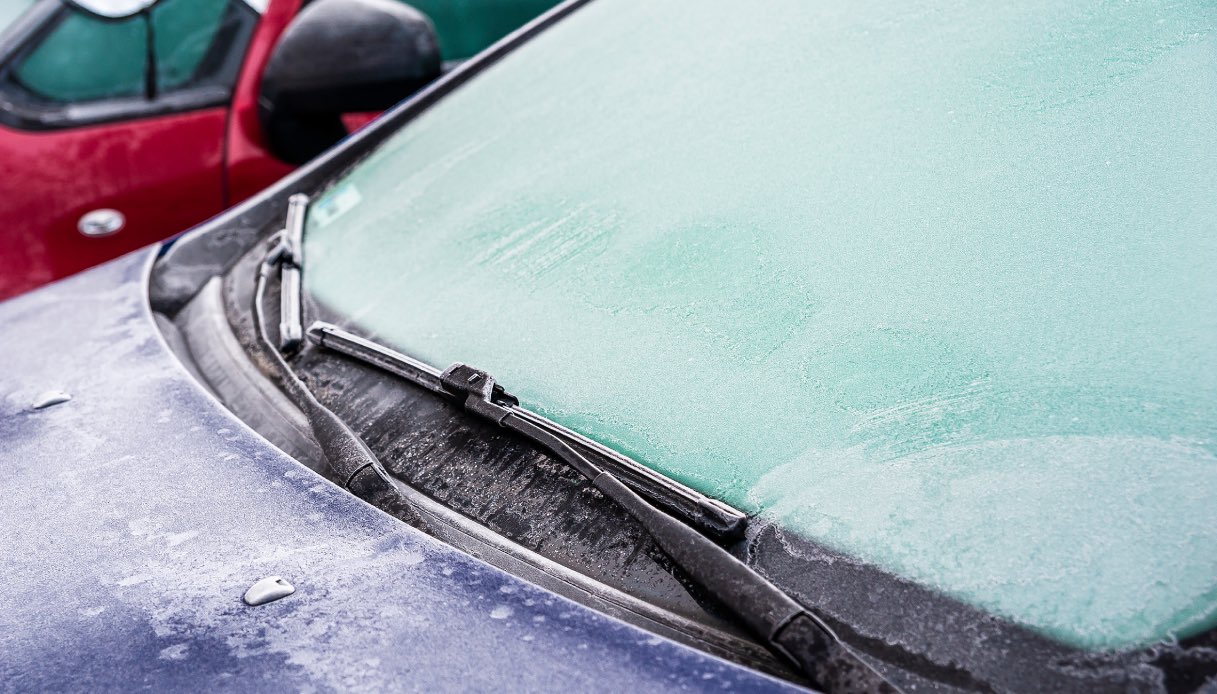 https://wips.plug.it/cips/tecnologia/cms/2025/12/come-eliminare-il-ghiaccio-dal-parabrezza.jpg