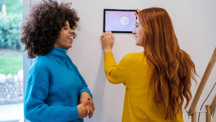 Pannello di controllo smart home a parete usato per gestire luci, clima e sicurezza