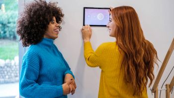 Pannello di controllo smart home a parete usato per gestire luci, clima e sicurezza