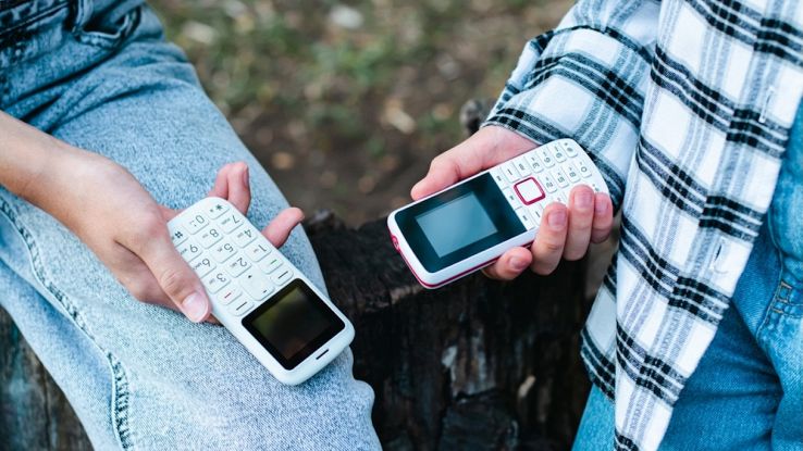 Dumb phone: perché alcuni usano cellulari come negli anni Novanta?