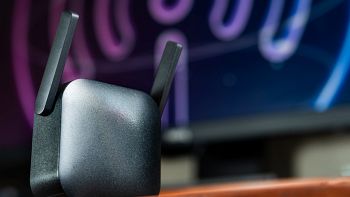 Ripetitore/Extender Wi-Fi con antenne su mobile, per estendere il segnale wireless in casa.