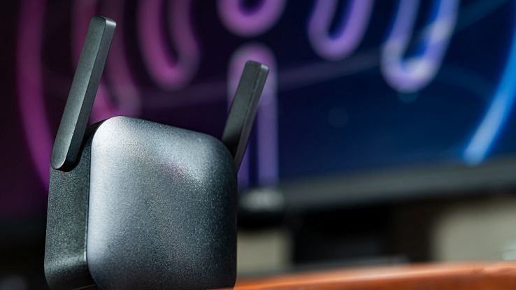 Ripetitore/Extender Wi-Fi con antenne su mobile, per estendere il segnale wireless in casa.