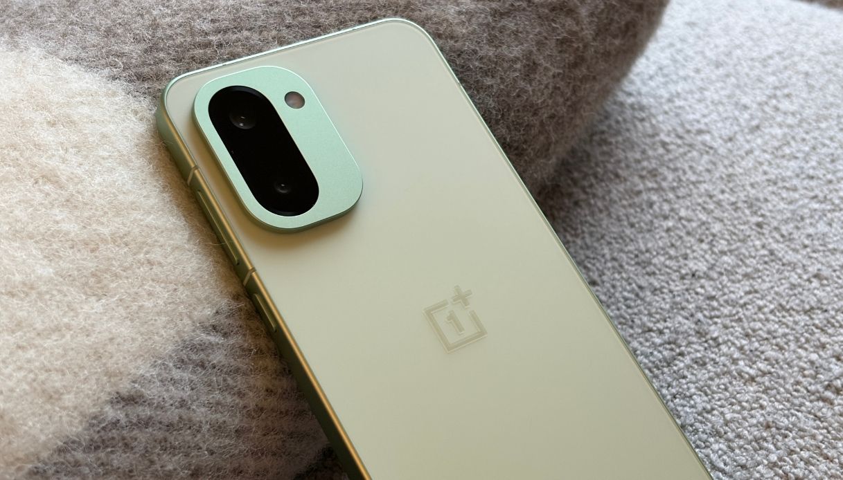 https://wips.plug.it/cips/tecnologia/cms/2025/12/libero-tecnologia-oneplus-15r-4.jpg