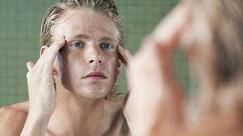 Un uomo si guarda allo specchio