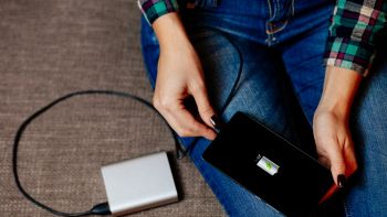 Power bank da 20.000 mAh con USB-C Power Delivery che ricarica uno smartphone.