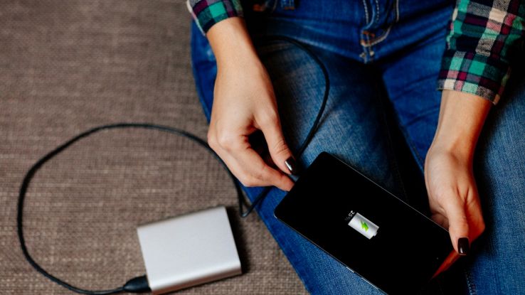 Power bank da 20.000 mAh con USB-C Power Delivery che ricarica uno smartphone.