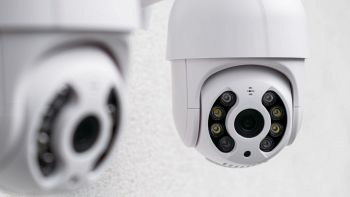 Telecamera di sicurezza Wi-Fi da esterno con funzione PTZ e visione notturna.