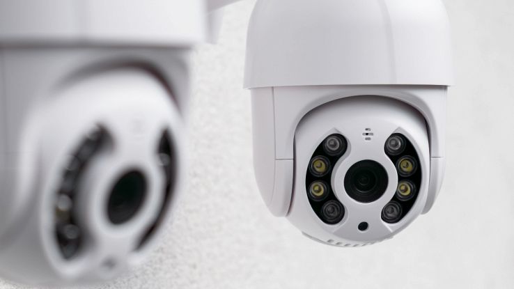 Telecamera di sicurezza Wi-Fi da esterno con funzione PTZ e visione notturna.