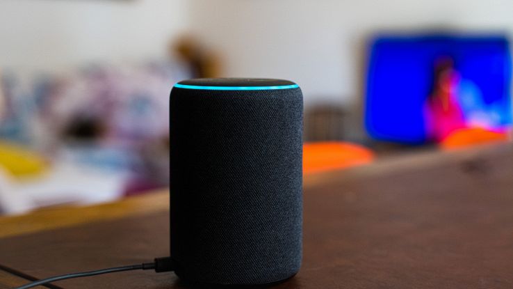 Un dispositivo Amazon Echo con Alexa