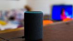 Un dispositivo Amazon Echo con Alexa
