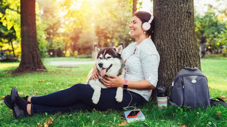Una persona ascolta musica in un parco
