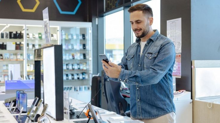 Un uomo acquista uno smartphone