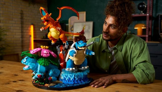 Il set LEGO Pok&eacute;mon sui tre starter di prima generazione appoggiato su un tavolo