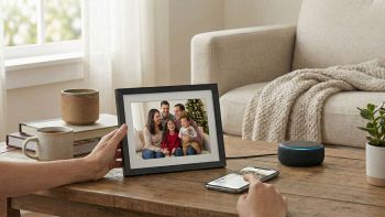 Mani che interagiscono con una cornice digitale WiFi e uno smartphone su un tavolo da salotto, con accanto un dispositivo Amazon Echo Dot.