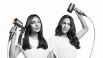 Una donna si asciuga i capelli con il dyson supersonic