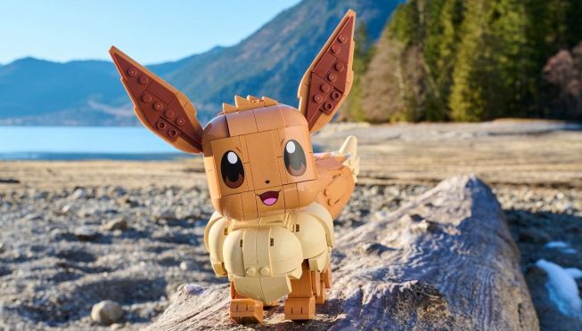 Il set LEGO Pok&eacute;mon dedicato a Eevee, in un paesaggio che ricorda una spiaggia