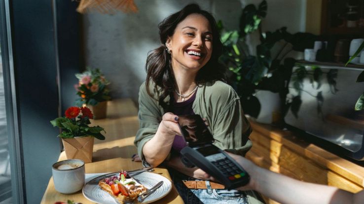 Una ragazza paga attraverso il wallet dello smartphone