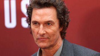 L'attore Matthew McConaughey sul red carpet mentre intraprende una battaglia contro l'AI