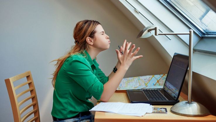ragazza frustrata al pc