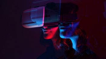 Una persona con il visore VR