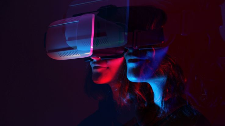 Una persona con il visore VR