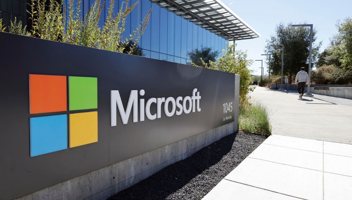 https://wips.plug.it/cips/tecnologia/cms/2026/01/microsoft-licenziamenti-2026.jpg