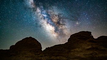 Una nube metallica nasconde una stella