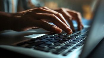 Una persona utilizza un PC