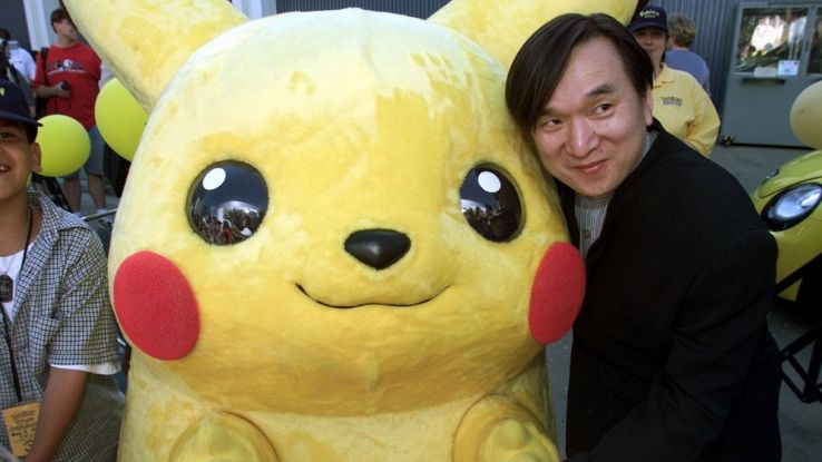 Tsunekazu Ishihara insieme a un Pikachu gigante