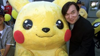 Tsunekazu Ishihara insieme a un Pikachu gigante