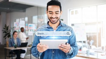 Un ragazzo cerca qualcosa su Internet con il tablet