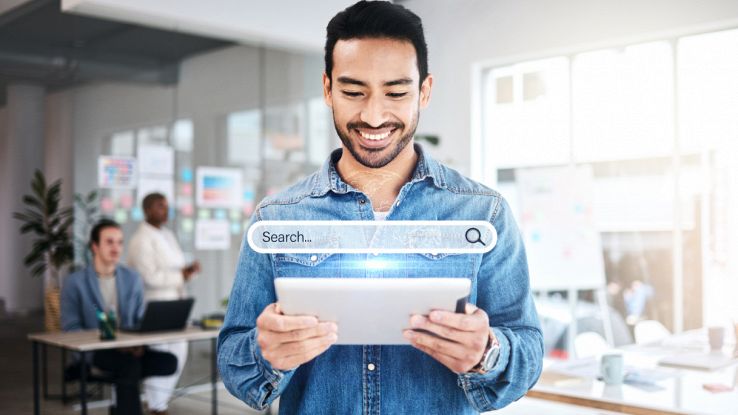 Un ragazzo cerca qualcosa su Internet con il tablet