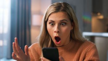 Una donna e uno smartphone